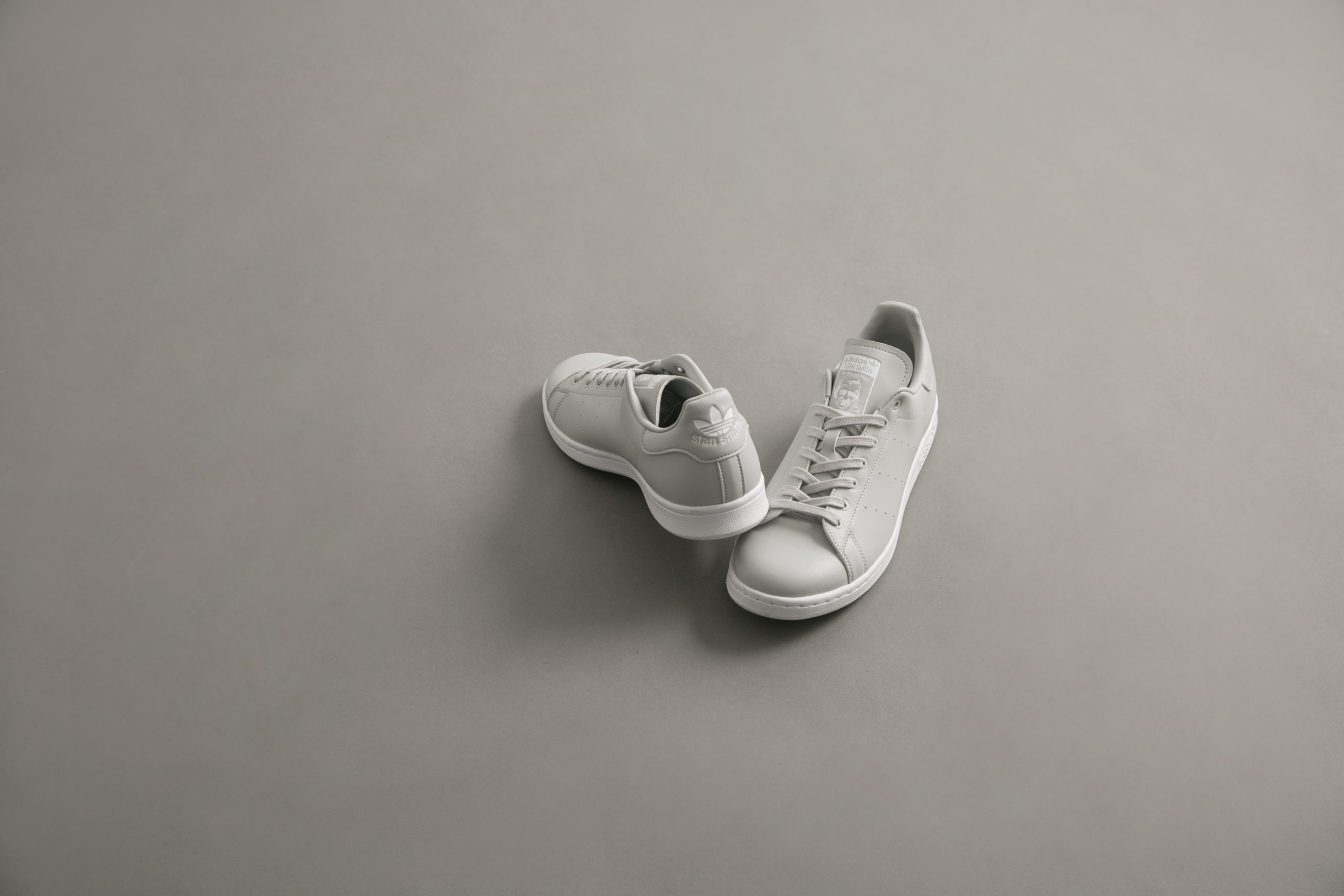 グレーなSTAN SMITH!白でも黒でもないスペシャルな一足。