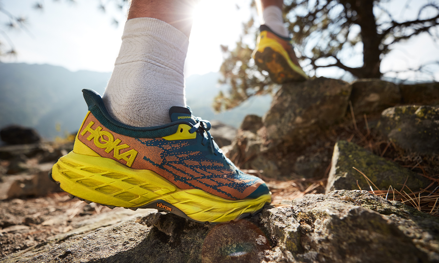 HOKAから、ソールとアッパーを一新してさらに軽量になったトレイルランニングシューズ「SPEEDGOAT 5」が3月15日(火)より発売