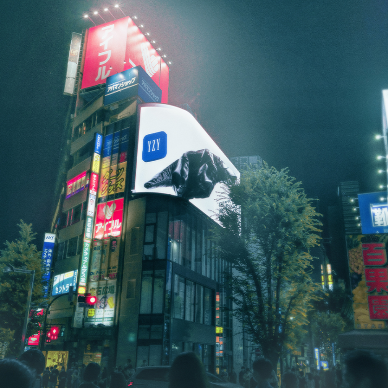 カニエ・ウエストとGapのYEEZY GAPブラックジャケットがクロス新宿ビジョンの巨大3D動画で出現！