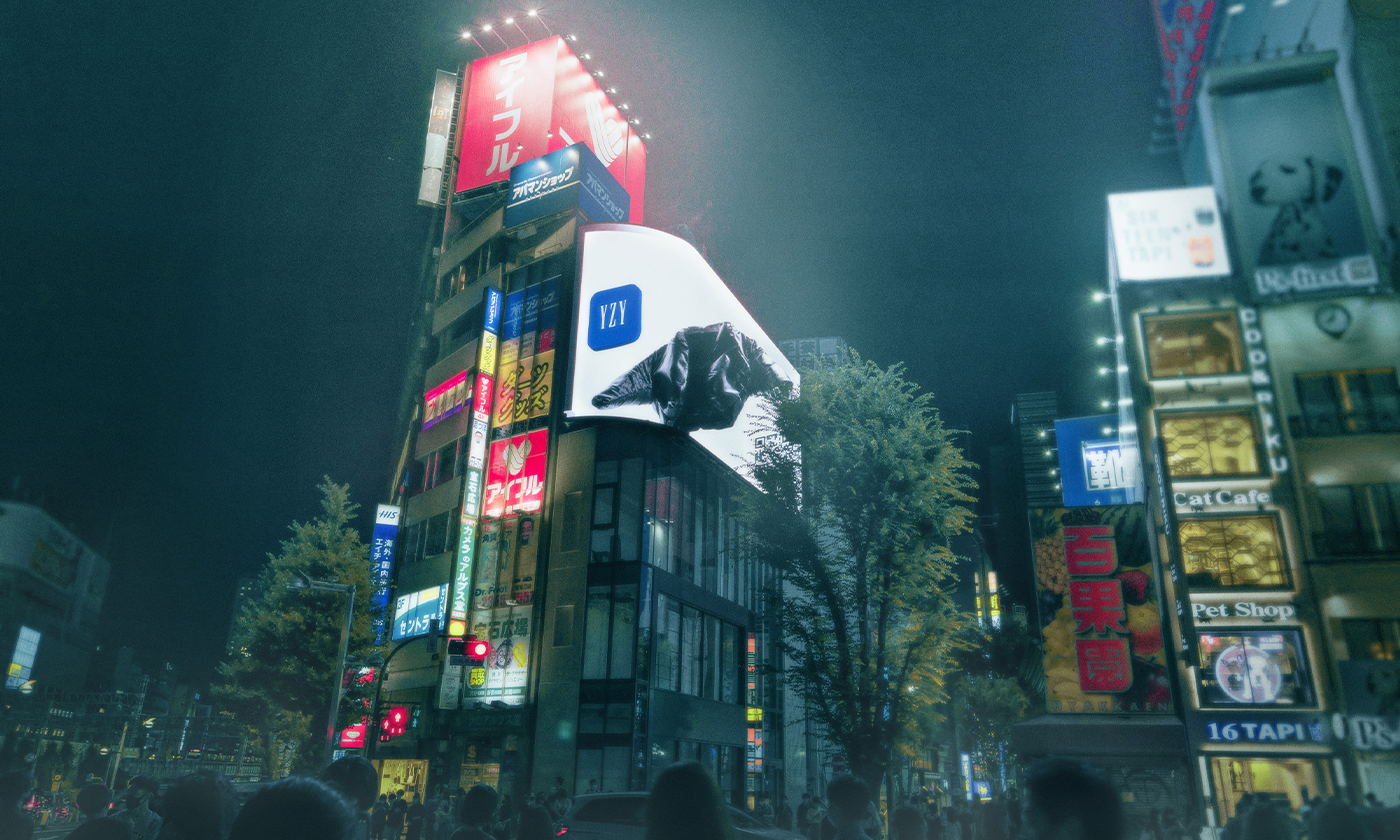 カニエ・ウエストとGapのYEEZY GAPブラックジャケットがクロス新宿ビジョンの巨大3D動画で出現！