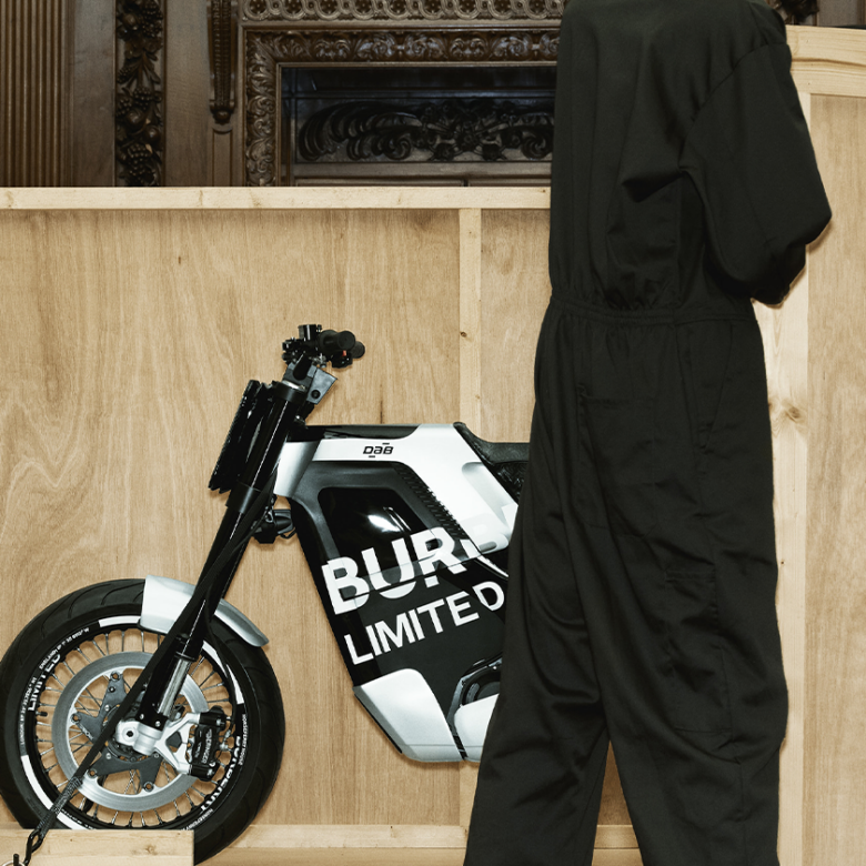 バーバリーがDAB Motorsとコラボレーションした電動バイクを発売