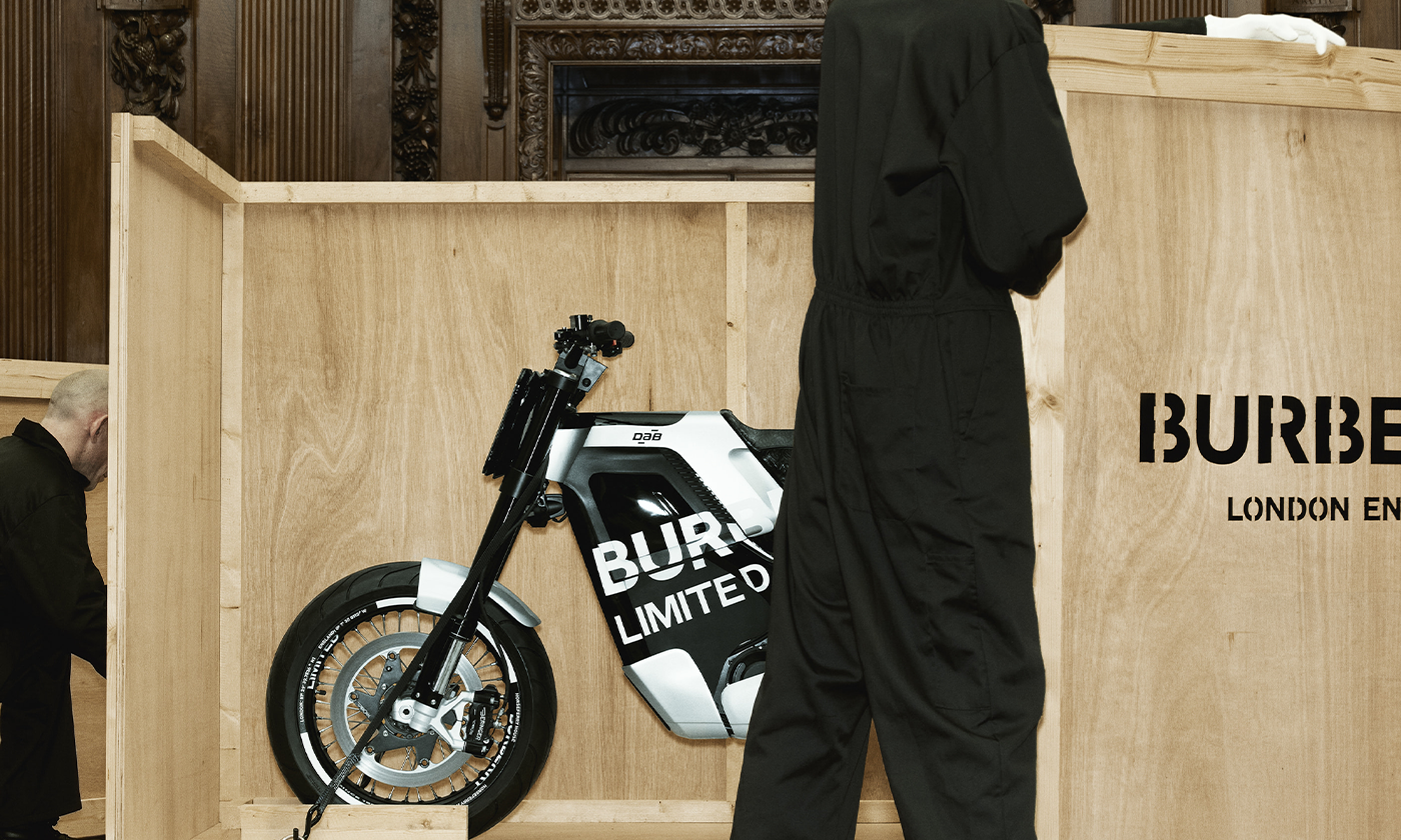 バーバリーがDAB Motorsとコラボレーションした電動バイクを発売