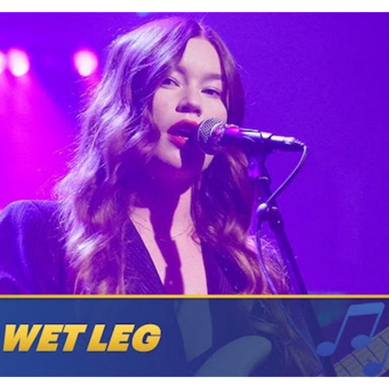 今最も注目を集めるバンド、Wet Leg(ウェット・レッグ)が米人気番組 “Late Night with Seth Meyers” に登場し、「Chaise Longue」を披露!