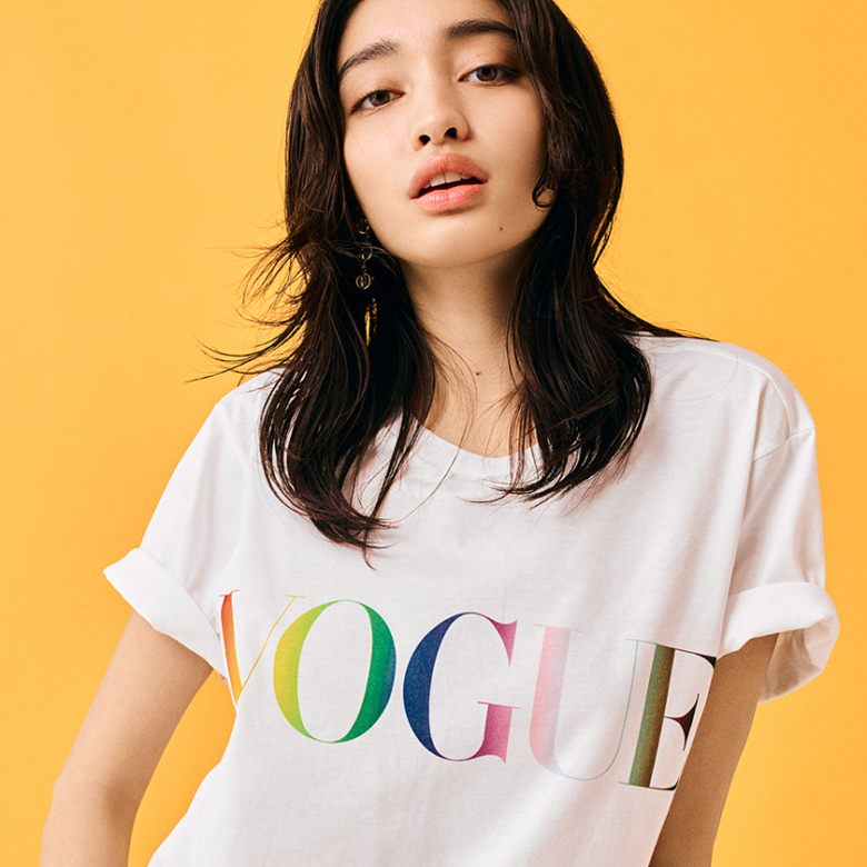 6月の「プライド月間」に合わせVOGUE CollectionからレインボーカラーロゴのTシャツ登場