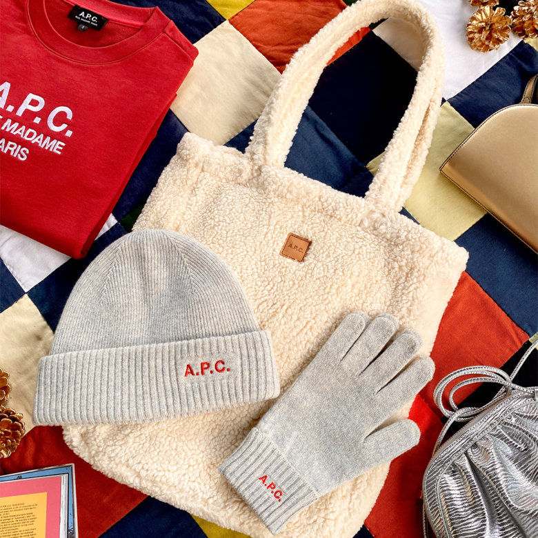 A.P.C.からバッグ、手袋やマフラーなどの冬小物が発売中