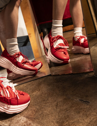 ＜News＞HOKAの最新モデル「Bondi Mary Jane」が新登場。洗練された雰囲気にエッジの効いたスタイル