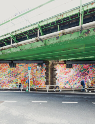 ＜News＞JR代々木駅付近にロッカクアヤコの大型壁画アート完成。災害時の一時退避場所をアートで知らせる！