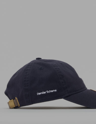 【Hender Scheme × ニューエラ】初コラボは「レザー製バイザーステッカー」。経年変化を愉しむ至高のキャップが4月25日発売