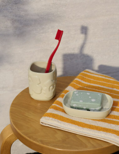 ＜News＞マリメッコのソープディッシュと歯ブラシホルダー、バスマットがバスルームを空間を華やかに