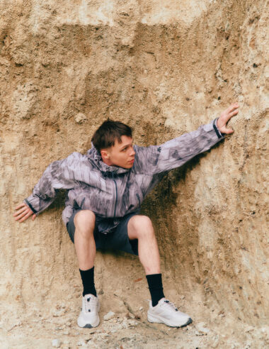 ＜News＞DESCENTE ALLTERRAIN 81 から山と都市の景観をコラージュした「L3L SHELL」シリーズが新登場