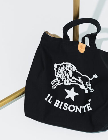 イル ビゾンテから毎月色が変わる限定トートバッグ「MONTHLY TOTE BAG」が登場―創業55周年を記念した特別コレクション