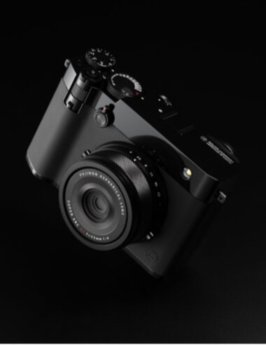 【FUJIFILM × fragment design】1億画素の最高峰「GFX100RF」に藤原ヒロシ監修の限定モデルが登場。鏡面ブラックが放つ異次元の機能美。