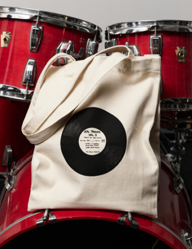 ＜News＞A.P.C. ブランドルーツの「音楽」に焦点をあてたアイテムが登場です！