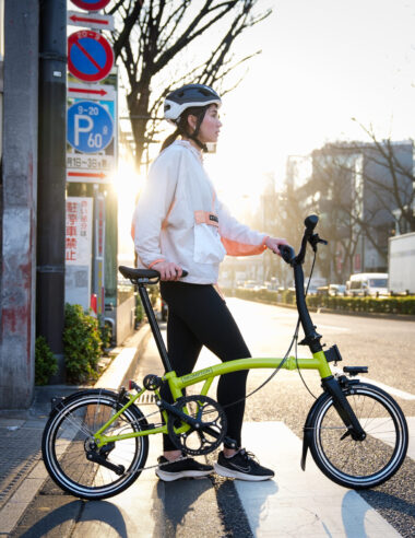 【ブロンプトン】「移動」が快感に変わる。チタンとカーボンを纏った新型“P Line”が、アーバンライフの境界線を解き放つ。