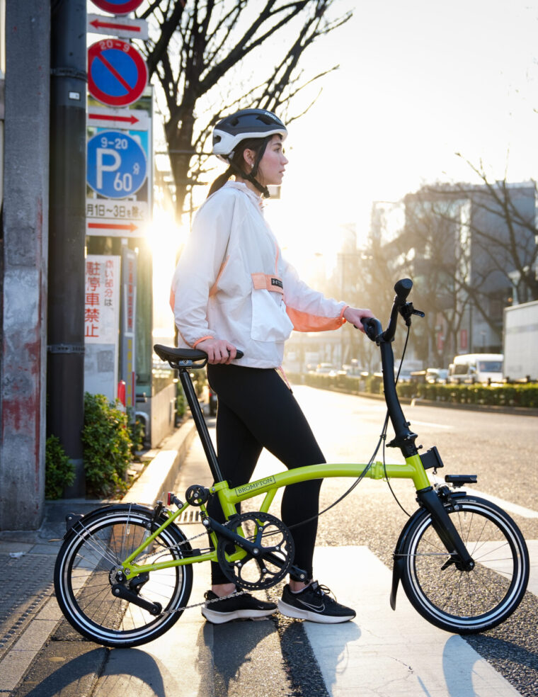 【ブロンプトン】「移動」が快感に変わる。チタンとカーボンを纏った新型“P Line”が、アーバンライフの境界線を解き放つ。