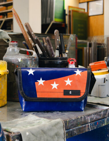 ＜News＞ FREITAG + ÉTUDES STUDIO クラフトマンシップとグラフィックビジョンを称えるブルーのメッセンジャーバッグが登場
