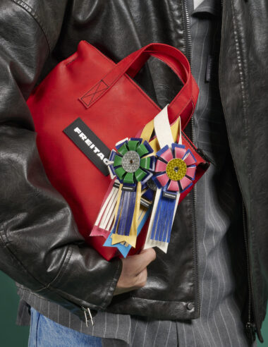 【FREITAG】トラックのルーツへ愛を込めて。端材から生まれた“幸運のチャーム”「HORSE」＆「RIBBON」がリリース。