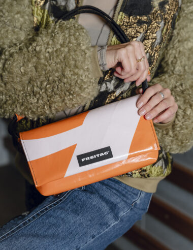 フライターグのショルダーバッグ「LAURA」が15年ぶりに復活！レトロな新作が3月11日発売。