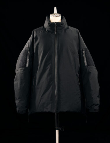 ＜News＞ミニマルなデザインに先進機能を封入。ゴールドウインとコム デ ギャルソン・オムのコラボダウンが登場。