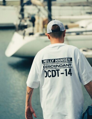 ＜News＞HELLY HANSEN × DESCENDANTのコラボレーションアイテムを5月23日(金)に発売です。Tシャツ1枚には、約10本のペットボトルが使用！