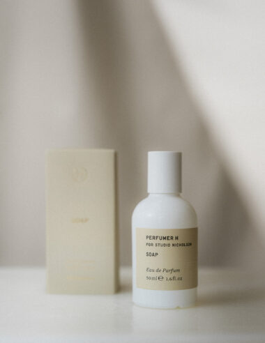 【STUDIO NICHOLSON × Perfumer H】初のコラボレーション「SOAP」が誕生。洗い立ての布地が香る、清謐なカプセルコレクション。