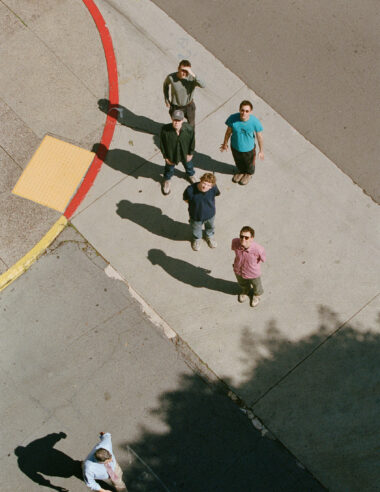 【羊文学 × Squid】UKポストパンクの最前線が、音楽性を「再構築」。「そのとき」Remix参加のDXエディションが本日配信開始。