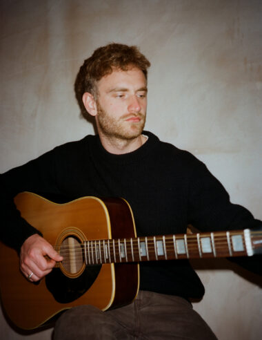 ＜News＞トム・ミッシュが2025年初となるニューシングル『Old Man』をMVと共に公開