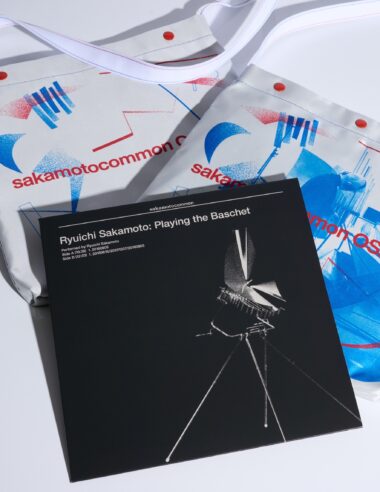 ＜News＞企画展「sakamotocommon OSAKA 1970/2025/大阪/坂本龍一」開催を記念したPOTRとコラボしたLPが入るショルダーバッグ