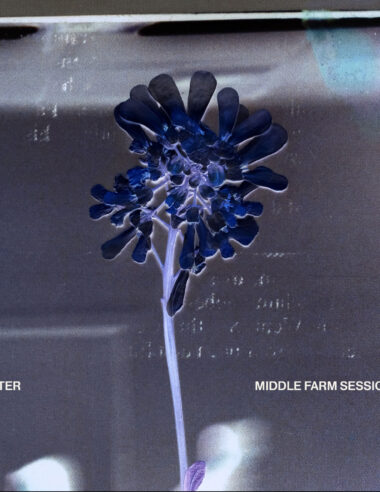 ＜News＞ 幻想的なサウンドで世界を魅了するバンド、Daughter。ライブバージョンで構成された最新EP『Middle Farm Session』をリリース