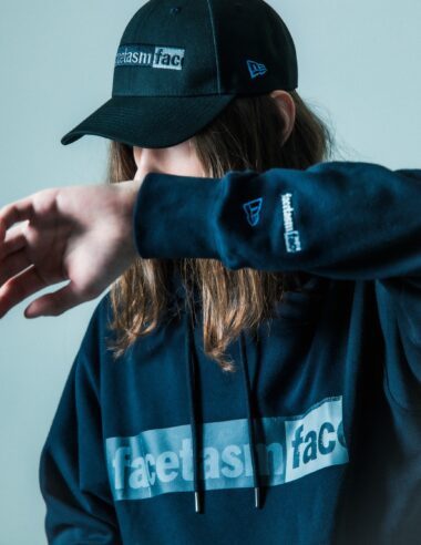 【NEW ERA × FACETASM】初となるアパレルを含むファセッタズムとのコラボコレクションをリリース