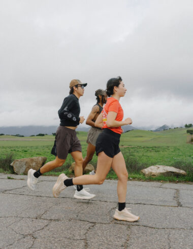 【hylo】地球を削らず、記録を伸ばす。英国発『hylo AXIS』が提示する、サステナブル・ランニングの新基準。