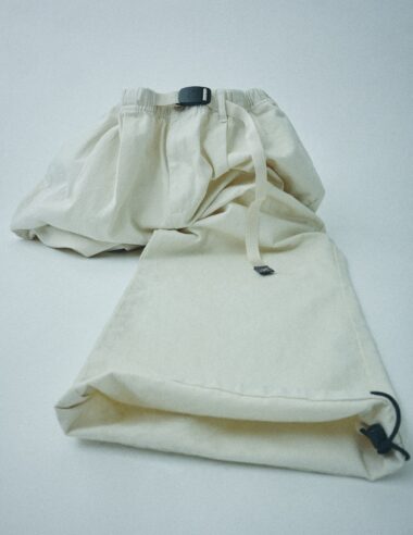 【Gramicci for JOURNAL STANDARD relume】即完売モデルが進化。サステナブル素材と極太シルエットを纏った、2026年春の決定版。