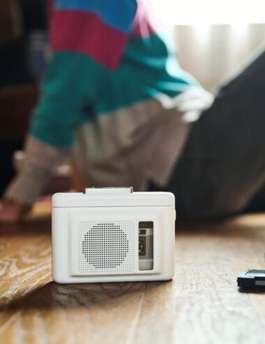 ＜News＞スピーカー搭載＆充電式で、レトロな音楽体験を現代に。「MXCP-P100S」がマクセルブランドから登場