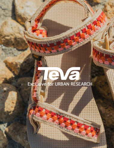 【テバ×アーバンリサーチ】「無難な足元」を卒業する。セドナの色彩を纏った、旅を彩る限定サンダルが予約開始。