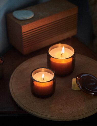 【無印良品】「スイッチの入らない休日」を卒業する。炎と香りが共鳴する“フレグランスキャンドル”が、日常を特別な儀式に変える。