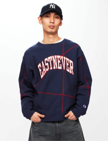 【Champion for JOURNAL STANDARD】リバースウィーブの「仕様」を逸脱する。ランダムなステッチと曖昧なフレーズが描く、新たなスウェットの表情。