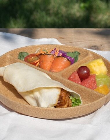 【無印良品】「使い捨て」を卒業する。ヤシの端材から生まれた、電子レンジOKの“一生モノ” 日常からアウトドアまで幅広く使える食器。