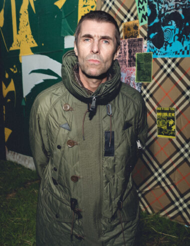 ＜News＞バーバリー、oasis リアム・ギャラガー着用のパーカーが数量限定で復刻発売です