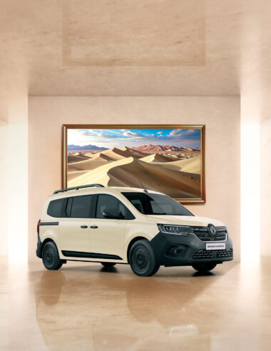【Renault】サハラ砂漠の色彩を纏う、7人乗りの特別な一台。特別仕様車「ルノー グランカングー クルール」が登場。