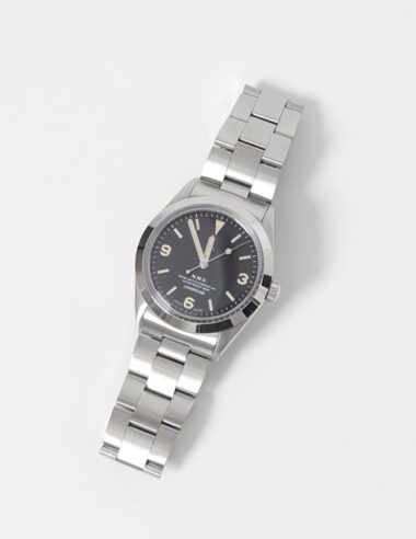 【URBS別注】「NAVAL WATCH」第4弾。ヴィンテージの情緒と「今の服」に馴染む機能美が融合した36mm径の傑作。