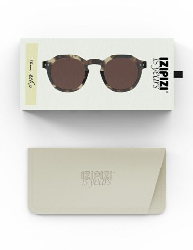 ＜News＞【IZIPIZI（イジピジ） 15周年】トータス柄が進化。リサイクル・バイオアセテート採用のサステナブルな限定アイウェア