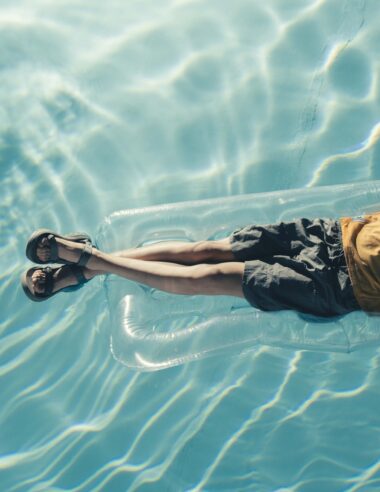 【テバ × ディセンダント】初の共作「HURRICANE XLT3 DCDT」が4月30日発売。特注グレーで彩る洗練のタクティカル・サンダル