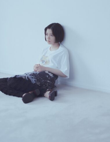 【Ray BEAMS】杉咲花が魅せる、大人のTシャツ。注目ブランドとタッグを組んだ別注コレクションが公開！