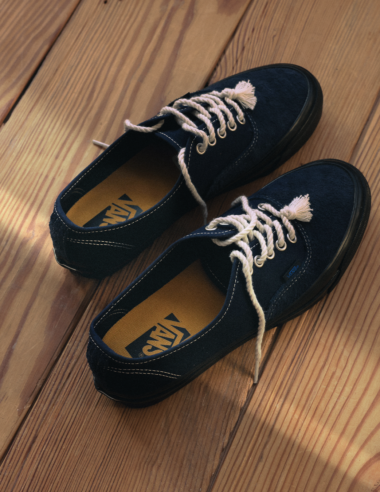 【Vans】JOURNAL STANDARD限定モデルが登場。サイプ加工のアウトソールと高品質キャンバスが融合した、大人のためのデッキスタイル「Authentic」