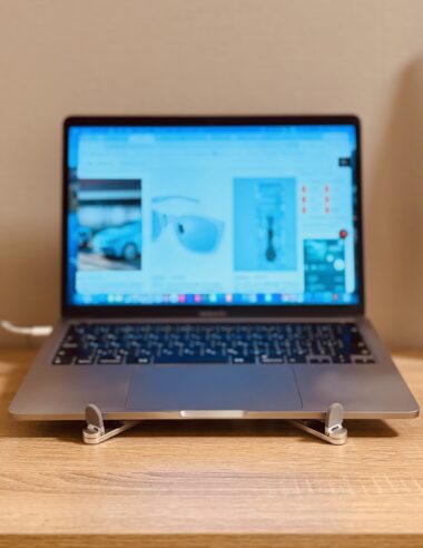 持ち運びに便利な、手のひらサイズのノートPCスタンド。