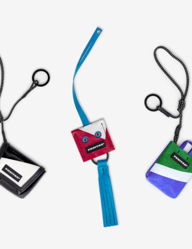【フライターグ】昨日までの裁断くずは、今日からはバッグのアクセサリーに。FREITAGのLucky Trucking Charms。